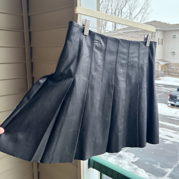 🆕 Antonio Melani Black Genuine Leather Pleated Mini Skirt Size 10 Classic Luxury - Picture 5 of 15